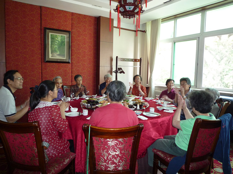 9月16日沙迪克董事长谢吉良先生在匯林酒店设专宴热情招待林科院在京各所的孤寡老人