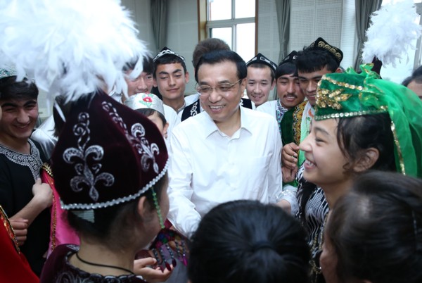 李克强总理接见新疆少数民族—亲切关怀 巨大鼓舞